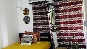 Tabla de planchar con plancha, wifi y ropa de cama 