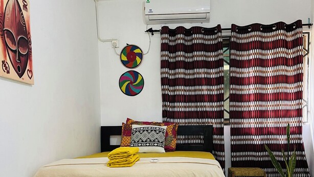Tabla de planchar con plancha, wifi y ropa de cama 