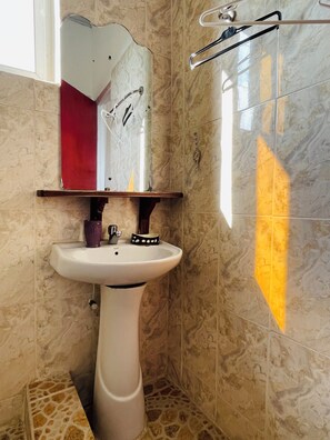 Serviettes fournies, savon, papier toilette