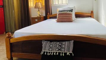 Tabla de planchar con plancha, wifi y ropa de cama