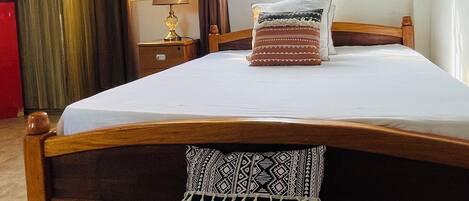Iron/ironing board, WiFi, bed sheets