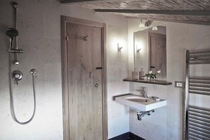 Dusche, Haartrockner, Handtücher, Toilettenpapier