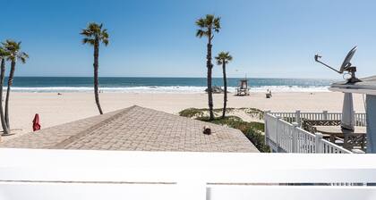Newly Listed: Single family oceanfront cottage! Directly on the sand.