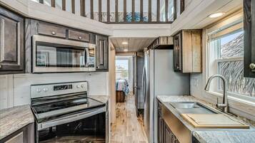 Réfrigérateur, micro-ondes, four, plaque de cuisson