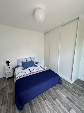 3 habitaciones, escritorio, tabla de planchar con plancha y wifi gratis 