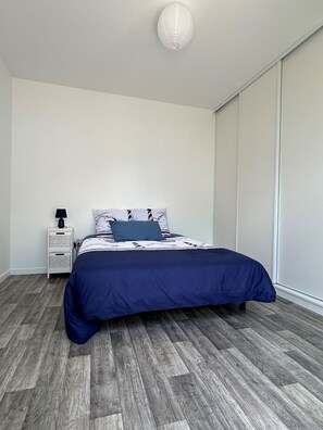 3 slaapkamers, een bureau, een strijkplank/strijkijzer, gratis wifi