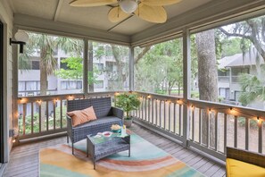 Terrace/patio - 7206 Treetops: Beach Villa - Walk to Beach, Free Bikes & Chairs, Pet-Friendly (Hilton Head Island)