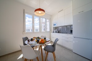 Fridge, microwave, dishwasher, coffee/tea maker - Apartment Greta, in the heart of Arrecife (Arrecife)