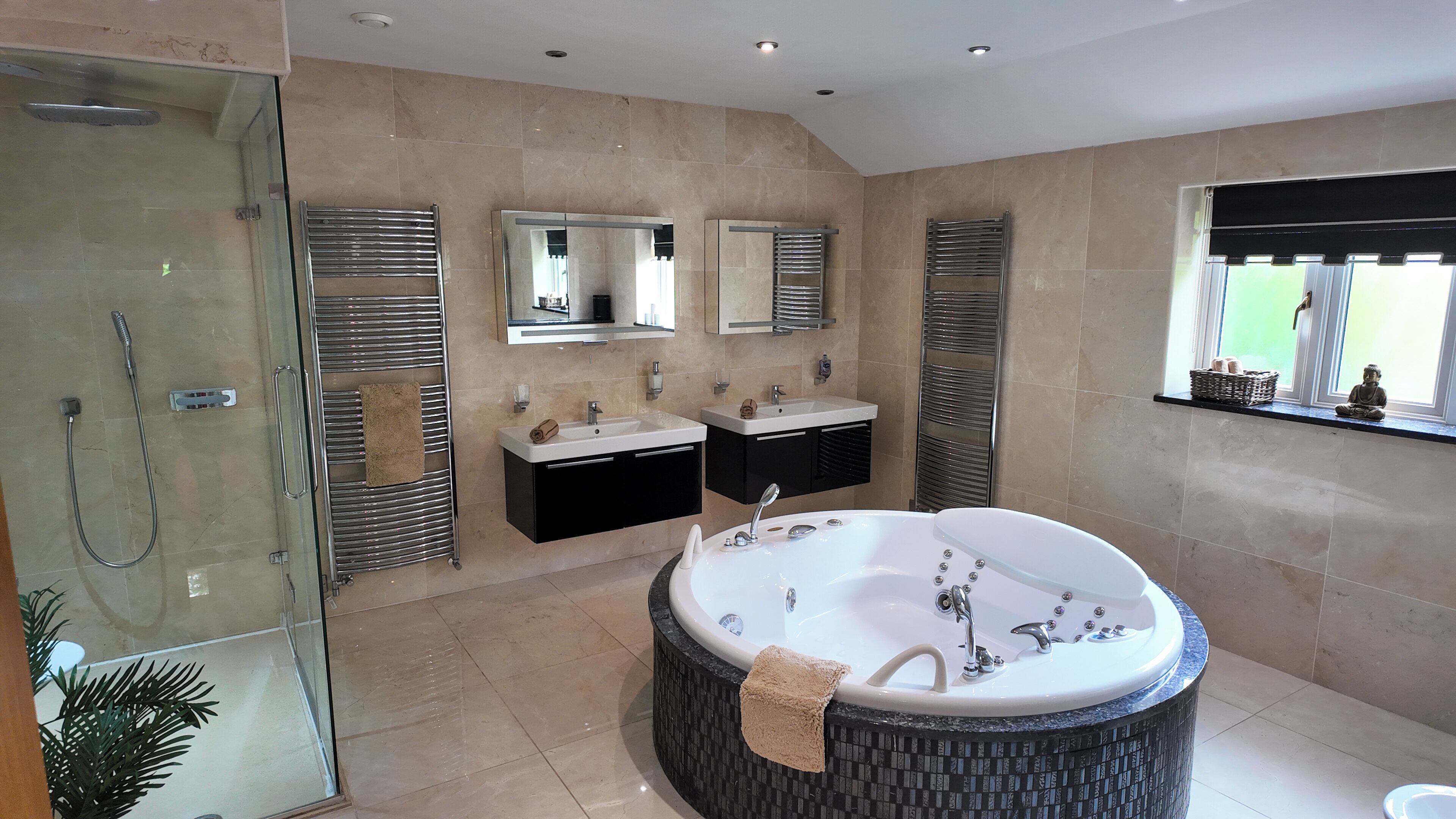 Dusche, Whirlpool, Bidet, Handtücher