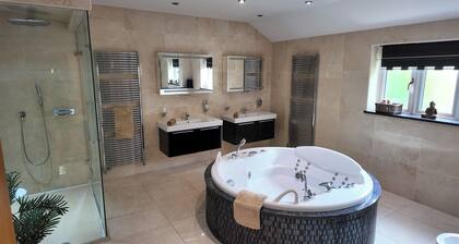 Stratford 4 BR Family Mansion with Pool, Gym & BBQ