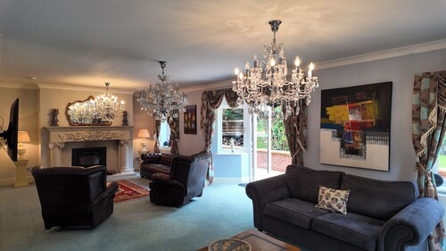 Stratford 4 BR Family Mansion with Pool, Gym & BBQ