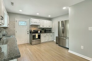 Mikrowelle, Herdplatte, Geschirrspüler