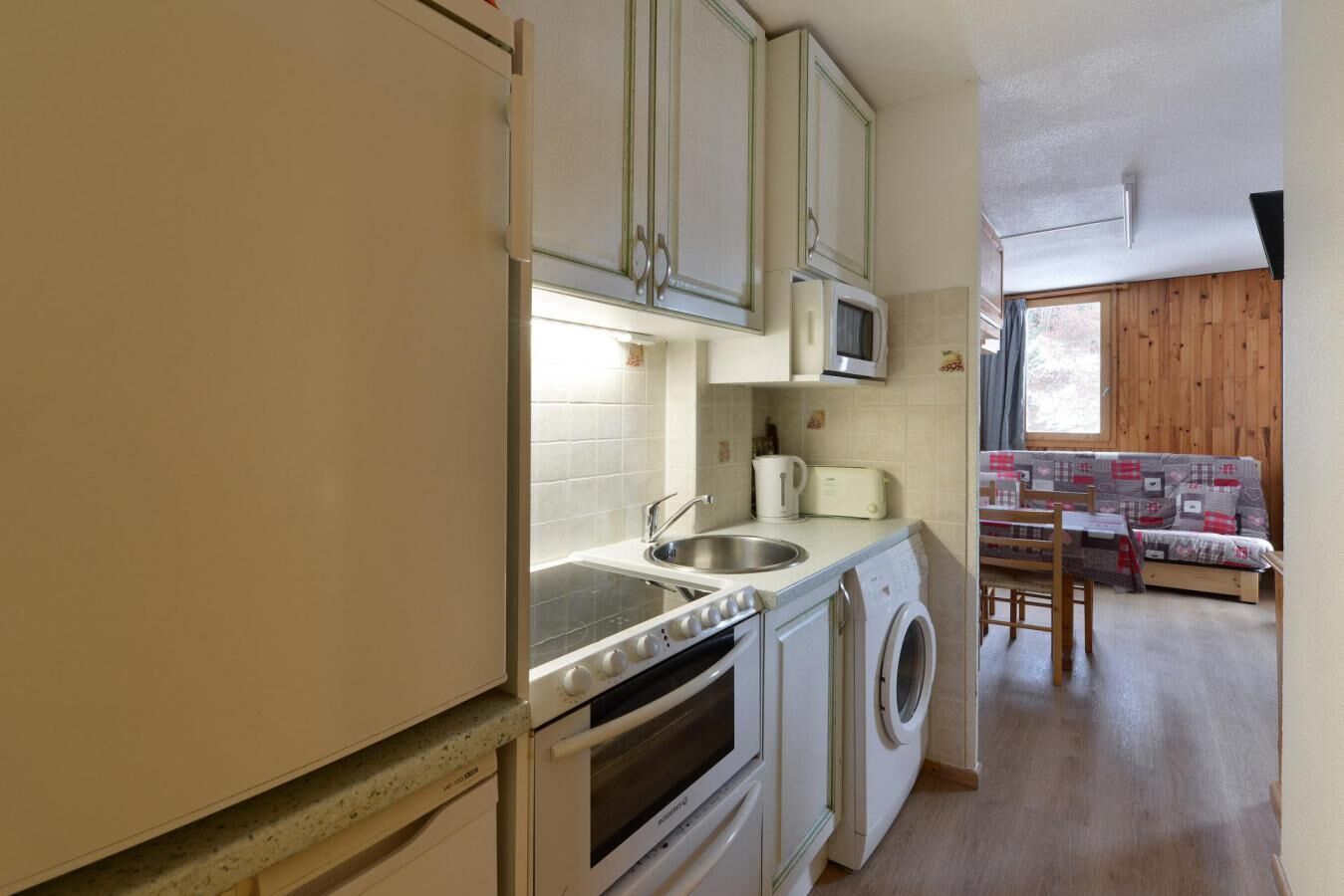 Microwave, oven, dishwasher, coffee/tea maker