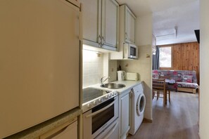 Mikrobølgeovn, ovn, oppvaskmaskin og kaffetrakter/tekoker