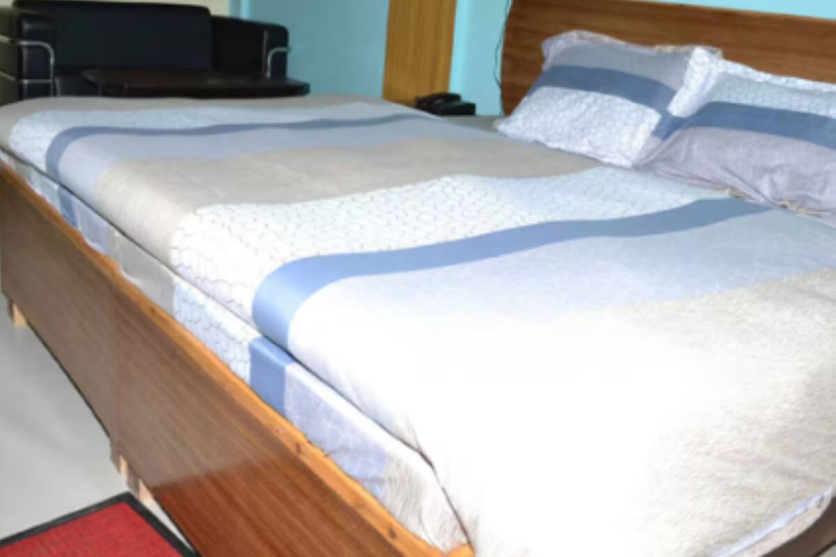 Hypo-allergenic bedding available, WiFi (free), bed sheets