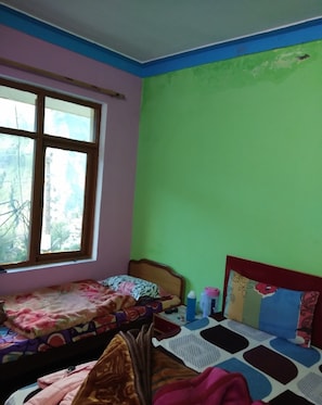 Deluxe Quadruple Room | Hypo-allergenic bedding, free WiFi, bed sheets - Hotel Himshikhar Joshimath (Joshimath)