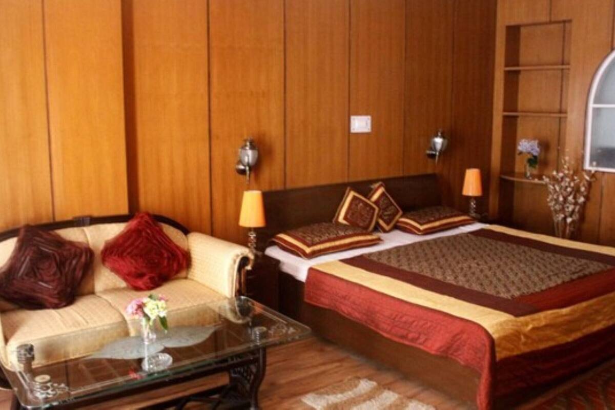 Deluxe Double Room | Hypo-allergenic bedding available, WiFi (free), bed sheets