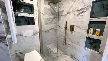 Douche, sĂšche-cheveux, serviettes fournies