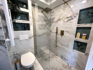 Een douche, een haardroger, handdoeken