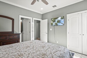 3 bedrooms, desk, WiFi, bed sheets
