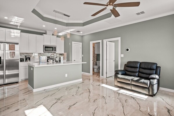 Kylskåp, mikrovågsugn, ugn och spishäll