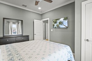 5 bedrooms, desk, WiFi, bed sheets