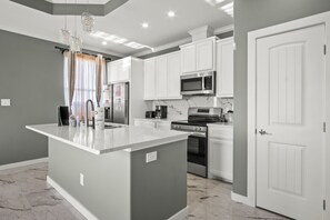 Kylskåp, mikrovågsugn, ugn och spishäll