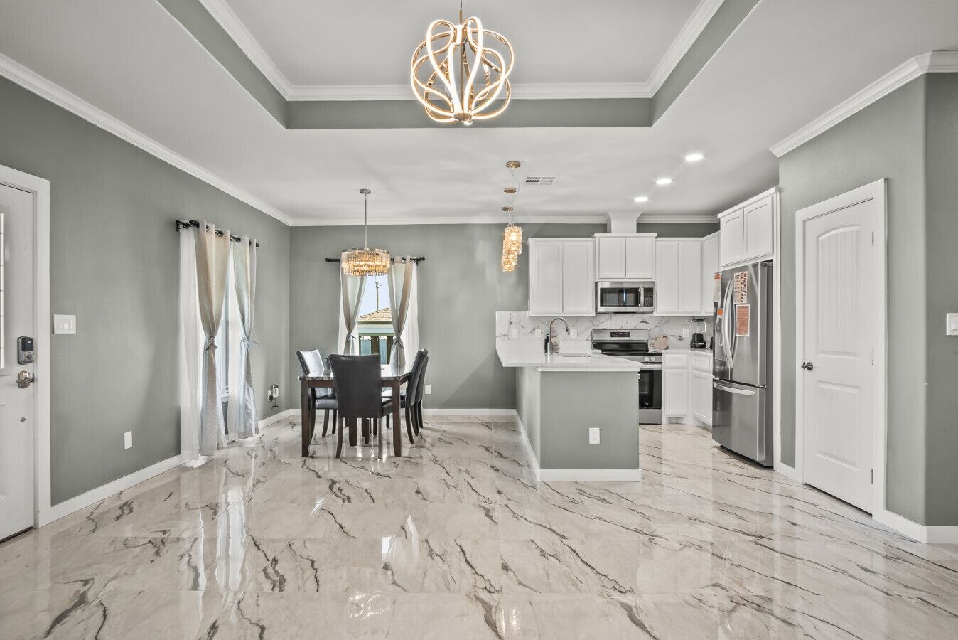 Jääkaappi, mikroaaltouuni, uuni, liesi