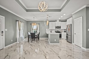 Kylskåp, mikrovågsugn, ugn och spishäll