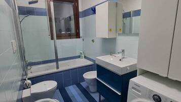 SĂšche-cheveux, serviettes fournies, savon, papier toilette