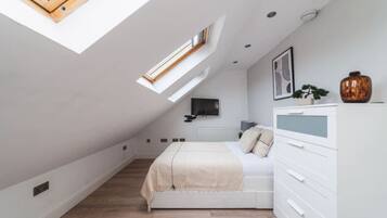 4 bedrooms, iron/ironing board, free WiFi, bed sheets