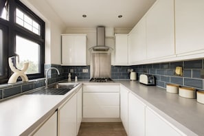 Fridge, microwave, oven, stovetop - Cosy Double Room in Acton (London)