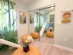 6 bedrooms, desk, iron/ironing board, travel crib