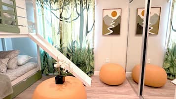 6 habitaciones, escritorio y tabla de planchar con plancha