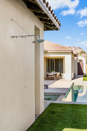 Un quartier résidentiel doté d’une piscine, d’un patio avec mobilier d’extérieur et d’un espace patio couvert.