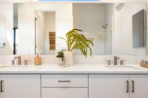 Shower, hair dryer, towels, toilet paper - Golf Lover's Haven: Private Pool & Spa (La Quinta)