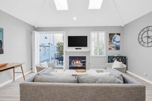 Télévision, cheminée, espaces bureaux