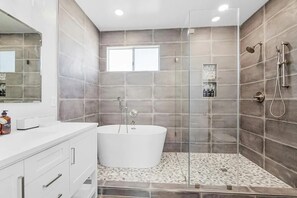 Shower, hair dryer, towels - Ocean View Gem with Rooftop Deck and Hot Tub (San Diego)