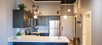 Local Discounts!- Trendy Loft in Historic Downtown Newark