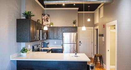 Local Discounts!- Trendy Loft in Historic Downtown Newark