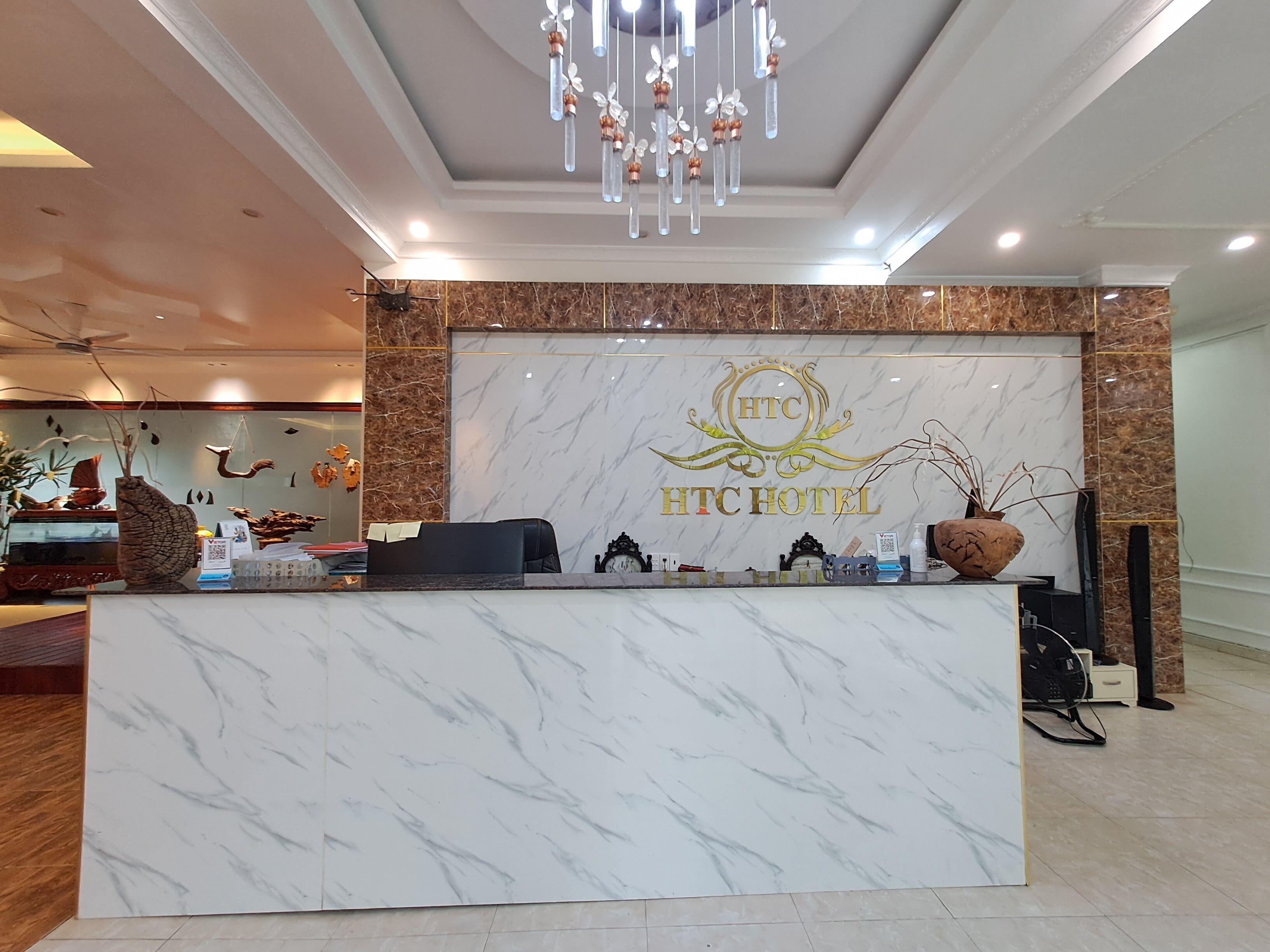 Check-in/check-out kiosk