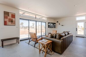 Televisie, een stereo en een kantoor