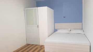 Habitación doble estándar | Espacio para trabajar con laptop y ropa de cama