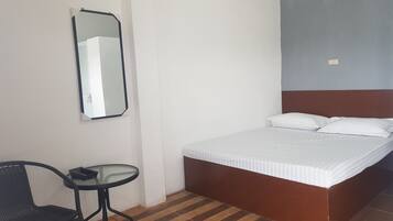 غرفة مزدوجة عادية | مساحة عمل للكمبيوتر المحمول وملاءات أسرّة