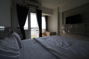 Deluxe Suite | 1 bedroom, free WiFi, bed sheets - Capital O 93959 Apartement Gateway Cicadas By MG Property (Bandung)