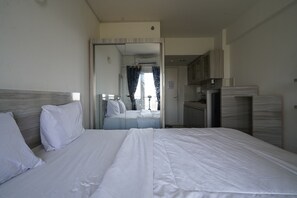 1 bedroom, free WiFi, bed sheets - Capital O 93959 Apartement Gateway Cicadas By MG Property (Bandung)