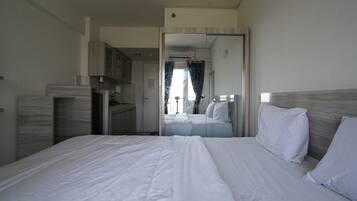 Deluxe Suite | 1 bedroom, WiFi (free), bed sheets