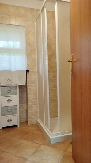 Bruser, hårtørrer, bidet, håndklæder