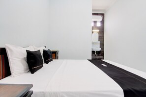 Deluxe Double Room | Bed sheets - Capital O 93938 Wisma Pamungkas Syariah (Ngaglik)