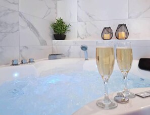 シャワー、ヘアドライヤー、タオル